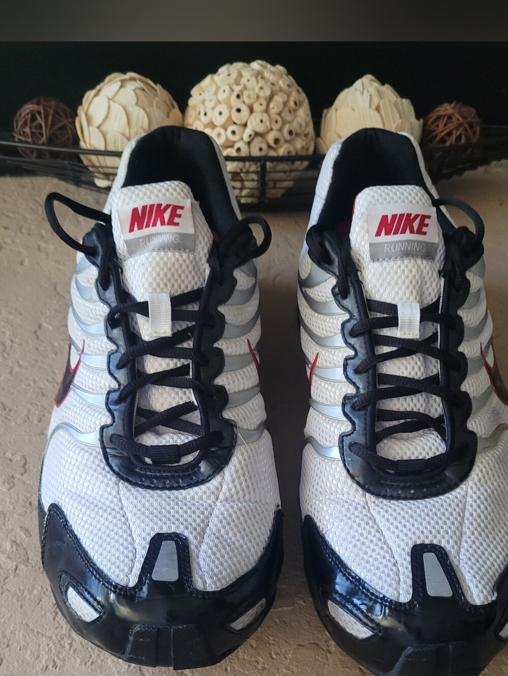 Size 13 Nike AirMax 180 White/Black Men Sneakers 337546